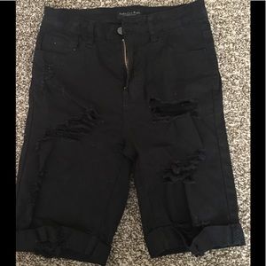 Bermuda Black Cuffed Shorts